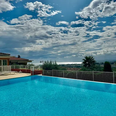 Dolce T2 Avec Clim, Piscine, Terrasse Et Garage *